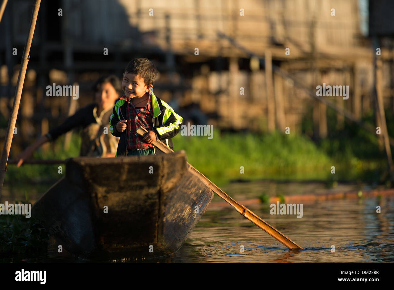 La madre e il bambino sull'acqua, Lago Inle, Myanmar (Birmania) Foto Stock