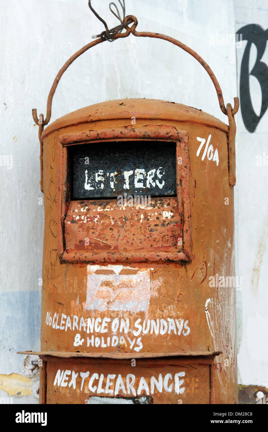 Un vecchio arrugginito post box in India Foto Stock