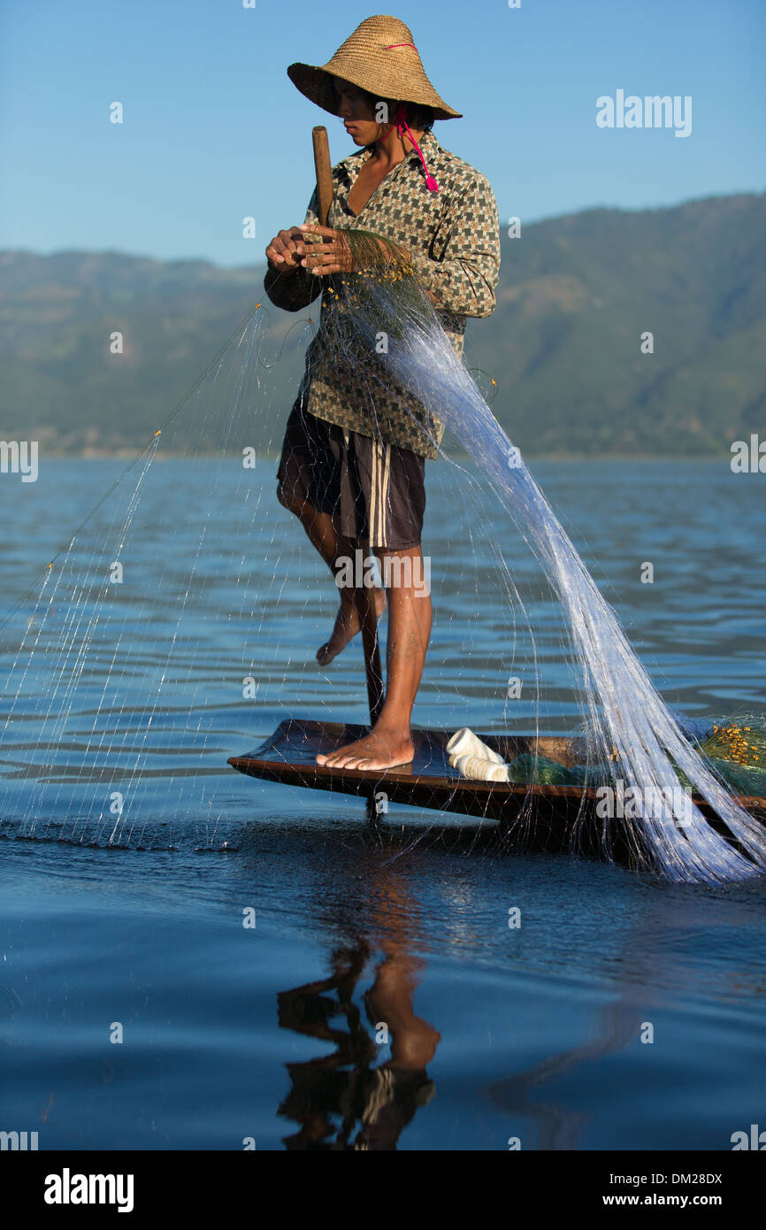 Un pescatore sul Lago Inle, Myanmar (Birmania) Foto Stock