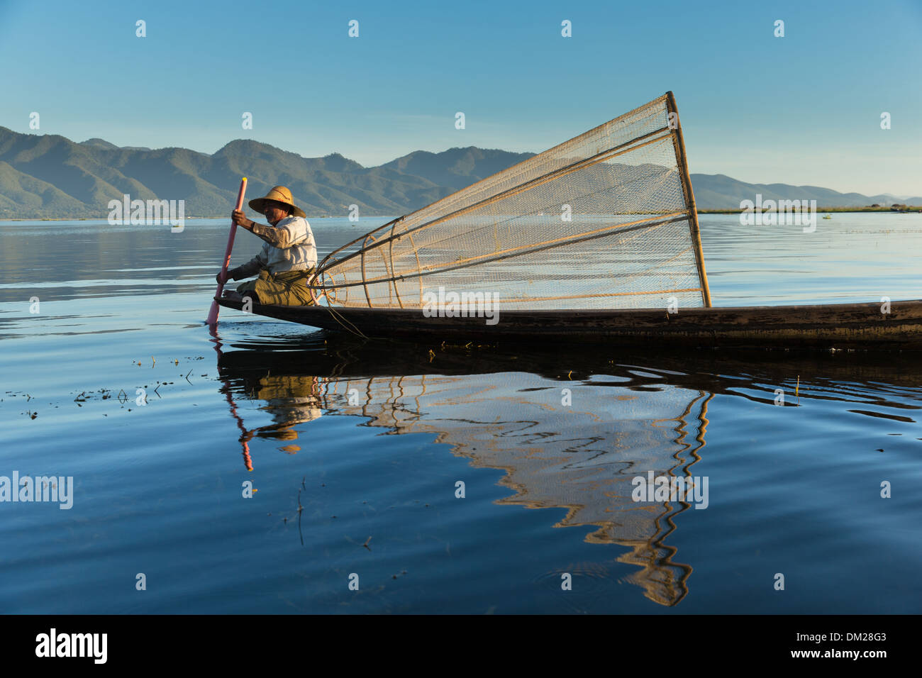 Un pescatore sul Lago Inle, Myanmar (Birmania) Foto Stock