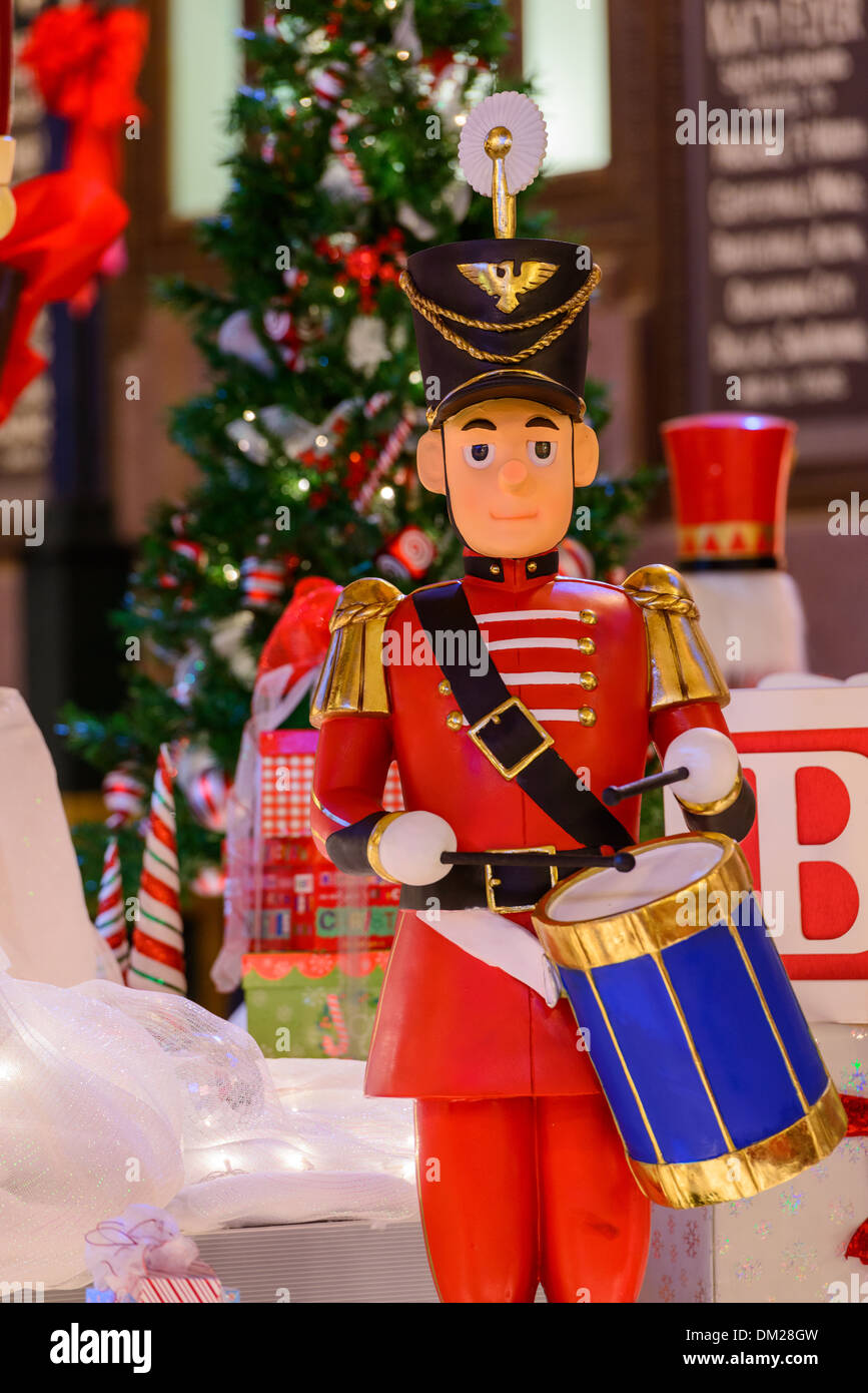 Fotografia di uno schiaccianoci ancora figura come parte di un display di Natale. Foto Stock