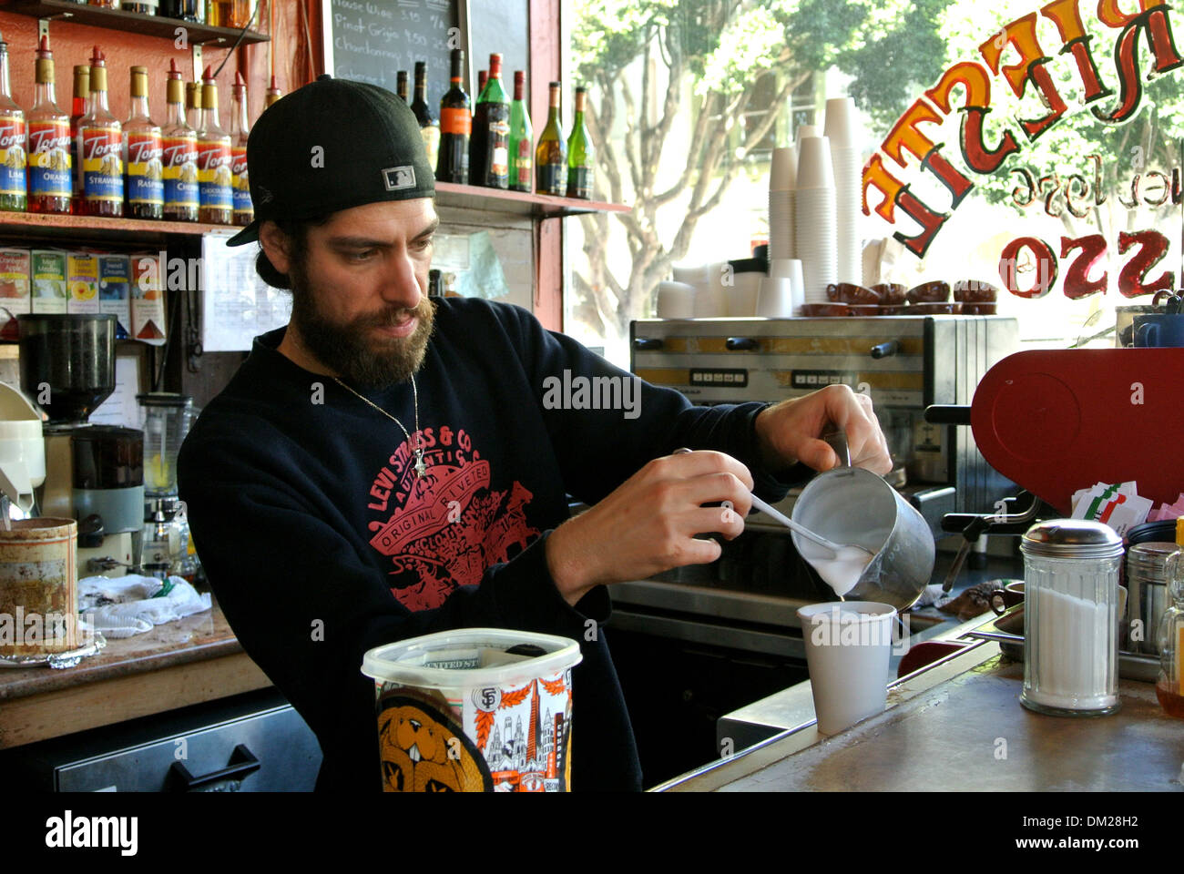 Barista versa un cappuccino al Caffè Trieste in North Beach San Francisco Foto Stock