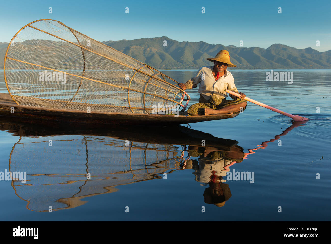 Un pescatore sul Lago Inle, Myanmar (Birmania) Foto Stock