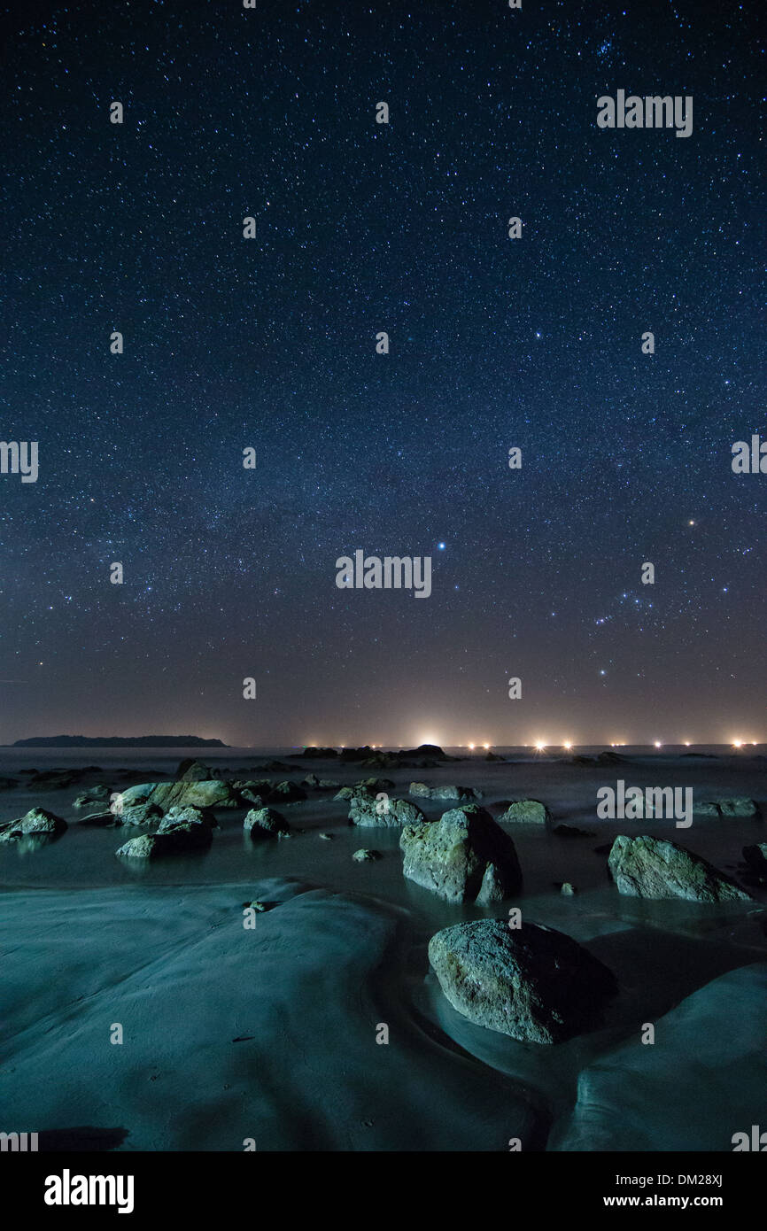 Una notte stellata con la costellazione di Orione sulla baia del Bengala da Ngapali, Rakhaing, Myanmar (Birmania) Foto Stock