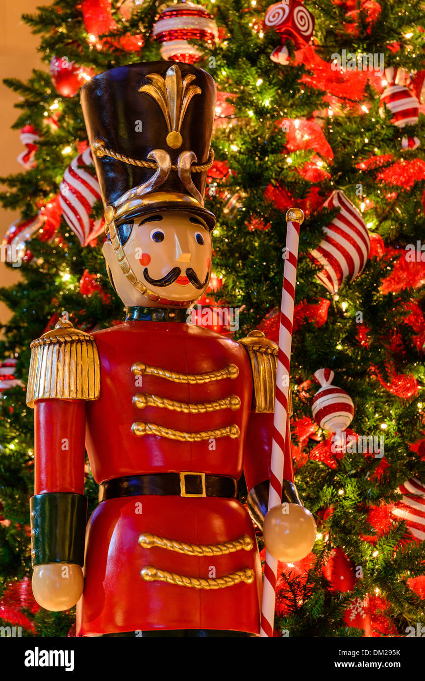 Fotografia di uno schiaccianoci ancora figura come parte di un display di Natale. Foto Stock