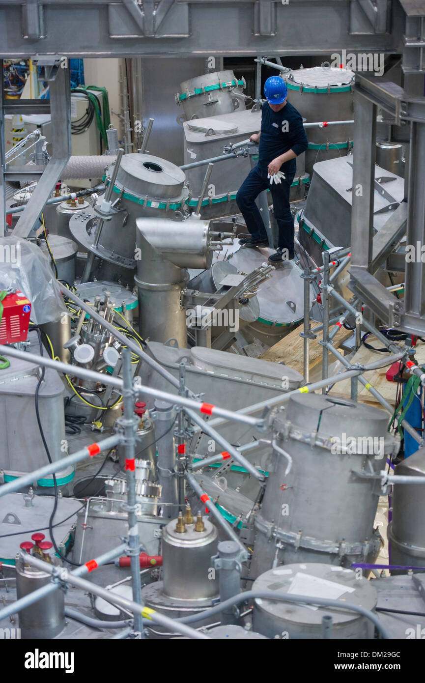 Greifswald (Germania). 09Dec, 2013. Meccanica sul lavoro sperimentale di  reattore a fusione nucleare "Wendelstein 7-X" all'Istituto Max Planck di  Fisica del Plasma (IPP) di Greifswald, Germania, 09 dicembre 2013. Prove  sulla fusione