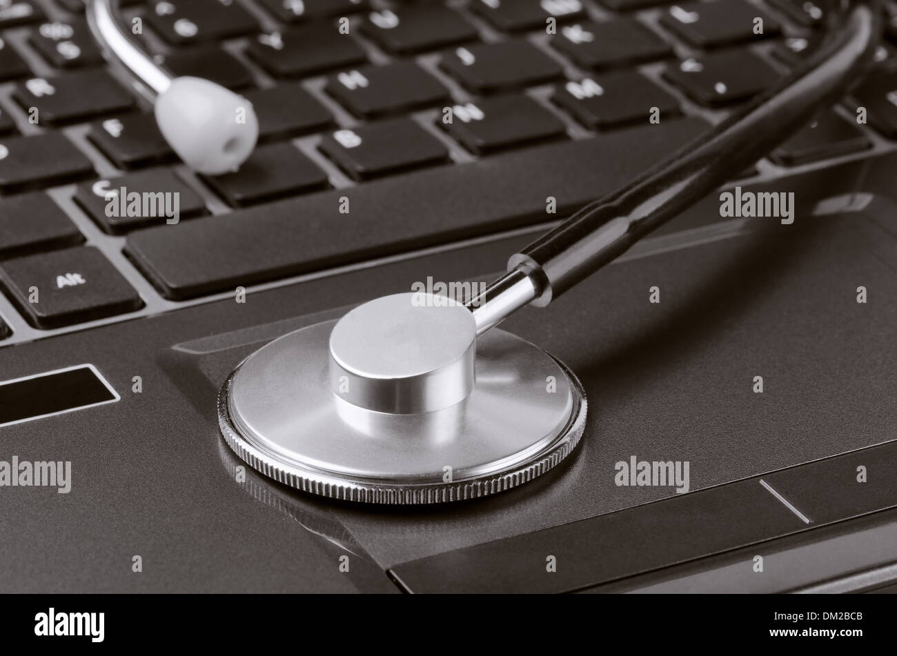In prossimità di uno stetoscopio sulla tastiera del notebook Foto Stock