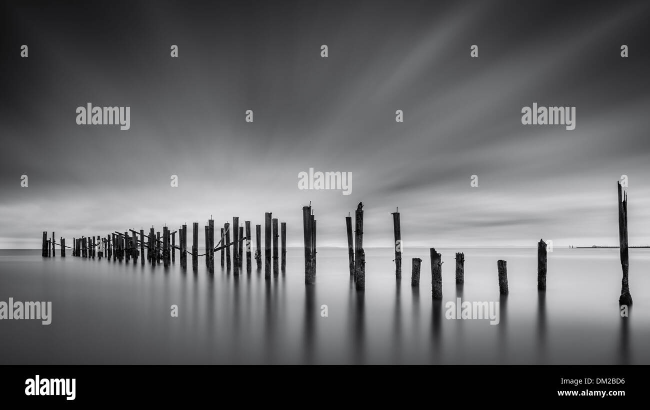 Sogni di desolazione: Arte seascape con un molo di Cariati Foto Stock