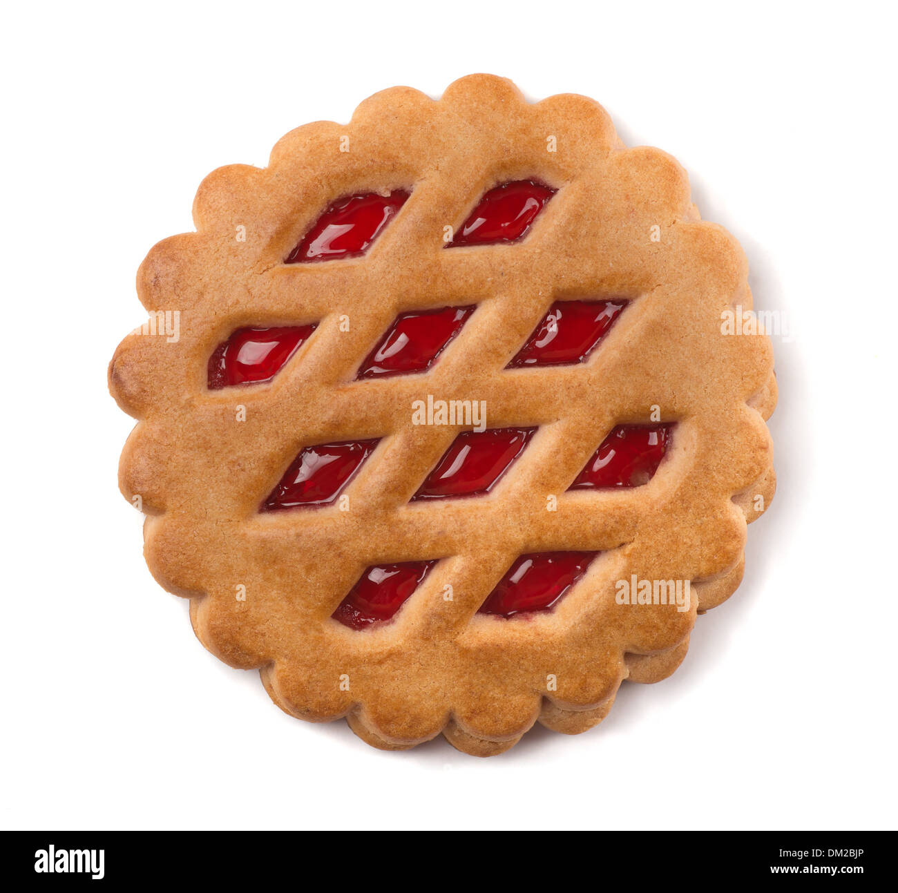 Unico cookie con marmellata di frutta il riempimento isolato su bianco Foto Stock