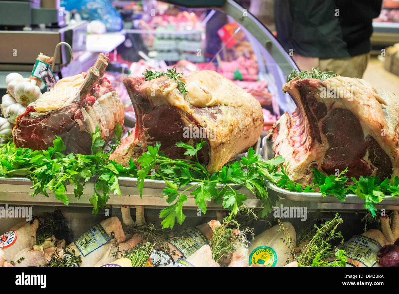 Carni bovine e pollame in vetrina del negozio Foto Stock