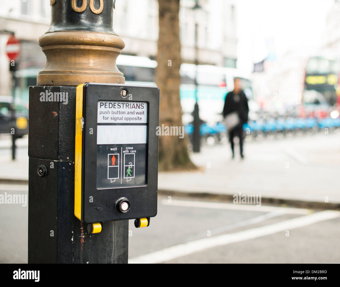 Semaforo pedonale pulsante. London street Foto Stock