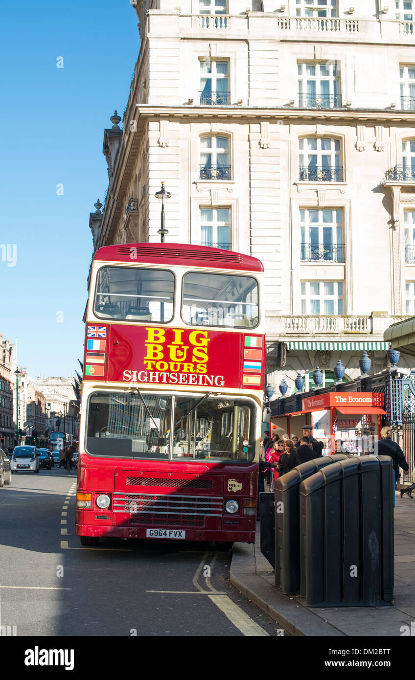 Tour di Londra red bus turistico. Bus vintage Foto Stock