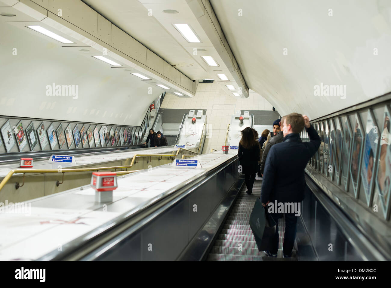 La metropolitana di Londra nei corridoi e persone Foto Stock