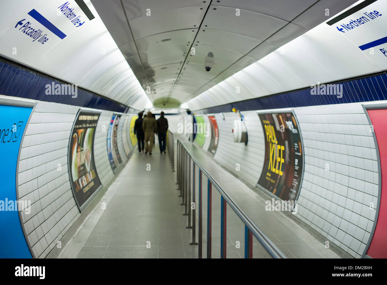 La metropolitana di Londra nei corridoi e persone Foto Stock