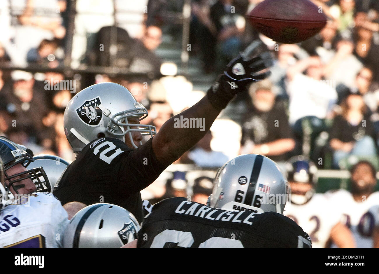 Jan 02, 2010 - Oakland, la California, Stati Uniti - Oakland Raiders vs Baltimore Ravens presso Oakland-Alameda County Coliseum Domenica, 03 gennaio, 2010, Oakland Raiders quarterback JaMarcus Russell #2 through intercettazione. (Credito Immagine: © Al Golub/ZUMApress.com) Foto Stock