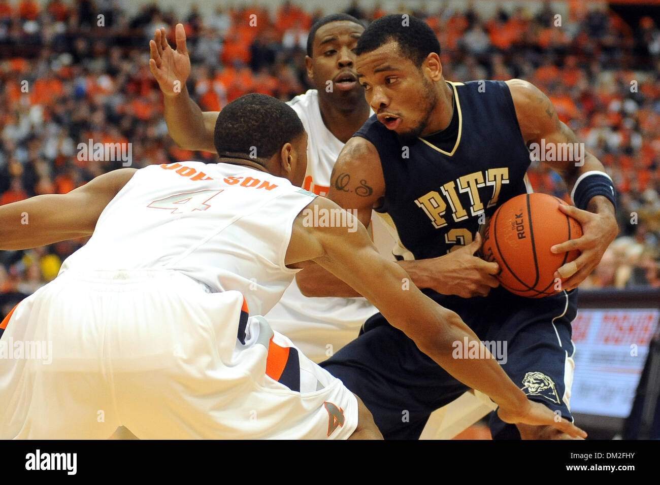 Pittsburgh guard Jermaine Dixon (destra) cerca di proteggere la palla da Siracusa guard Scoop Jardine (11) e Siracusa in avanti Wesley Johnson (4). Pittsburgh consegnato Siracusa la prima perdita della stagione 80-70 al Carrier Dome in Syracuse, New York. (Credito Immagine: © Michael Johnson/Southcreek globale/ZUMApress.com) Foto Stock