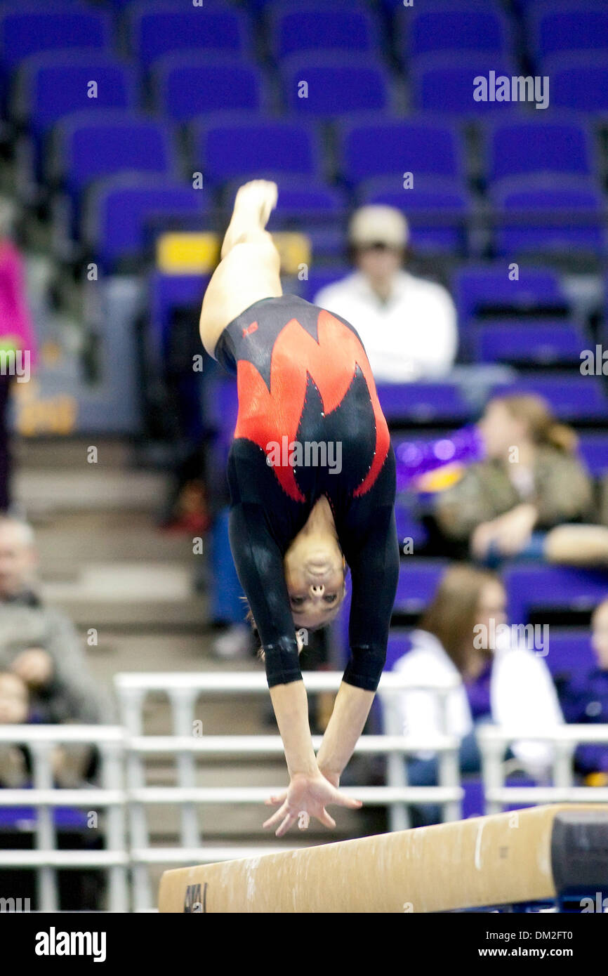 Maryland presso la LSU; Abigail Adams esegue sul fascio di equilibrio durante un incontro contro la LSU; LSU ha vinto il soddisfare 194.375-190.625; Pete Maravich Assembly Center, Baton Rouge LA (credito Immagine: © Giovanni Korduner/Southcreek globale/ZUMApress.com) Foto Stock