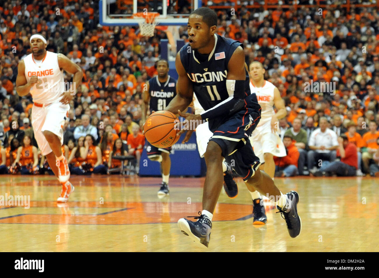 Connecticut guard Jerome Dyson (11) conduce la prima metà veloce pausa contro Siracusa. Siracusa sconfitto Connecticut 72-67 al Carrier Dome in Syracuse, New York. (Credito Immagine: © Michael Johnson/Southcreek globale/ZUMApress.com) Foto Stock