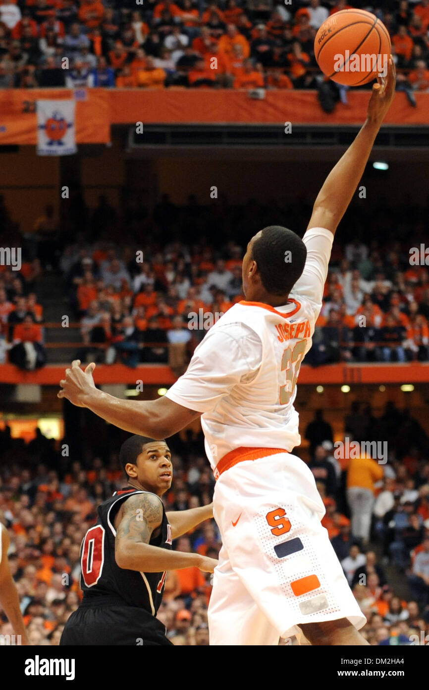 Siracusa avanti Kris Giuseppe (32) Si ritiene che le catture di alta passare la vernice nella seconda metà contro Louisville. Louisville consegnato Siracusa il suo secondo la perdita della stagione con un 66-60 punteggio finale al Carrier Dome in Syracuse, New York. (Credito Immagine: © Michael Johnson/Southcreek globale/ZUMApress.com) Foto Stock