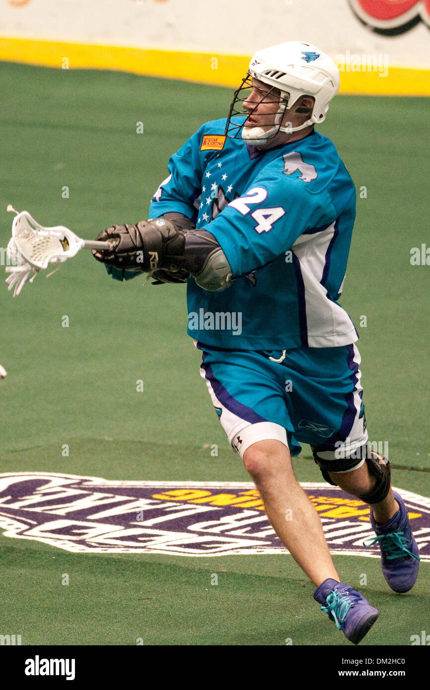 Rochester Knighthawks avanti John Grant Jr.(24) prende un colpo sul traguardo durante una partita contro l'Edmonton Rush. Edmonton sconfitto Rochester 12-11 al Blue Cross Arena di Rochester, New York. (Credito Immagine: © Mark Konezny/Southcreek globale/ZUMApress.com) Foto Stock
