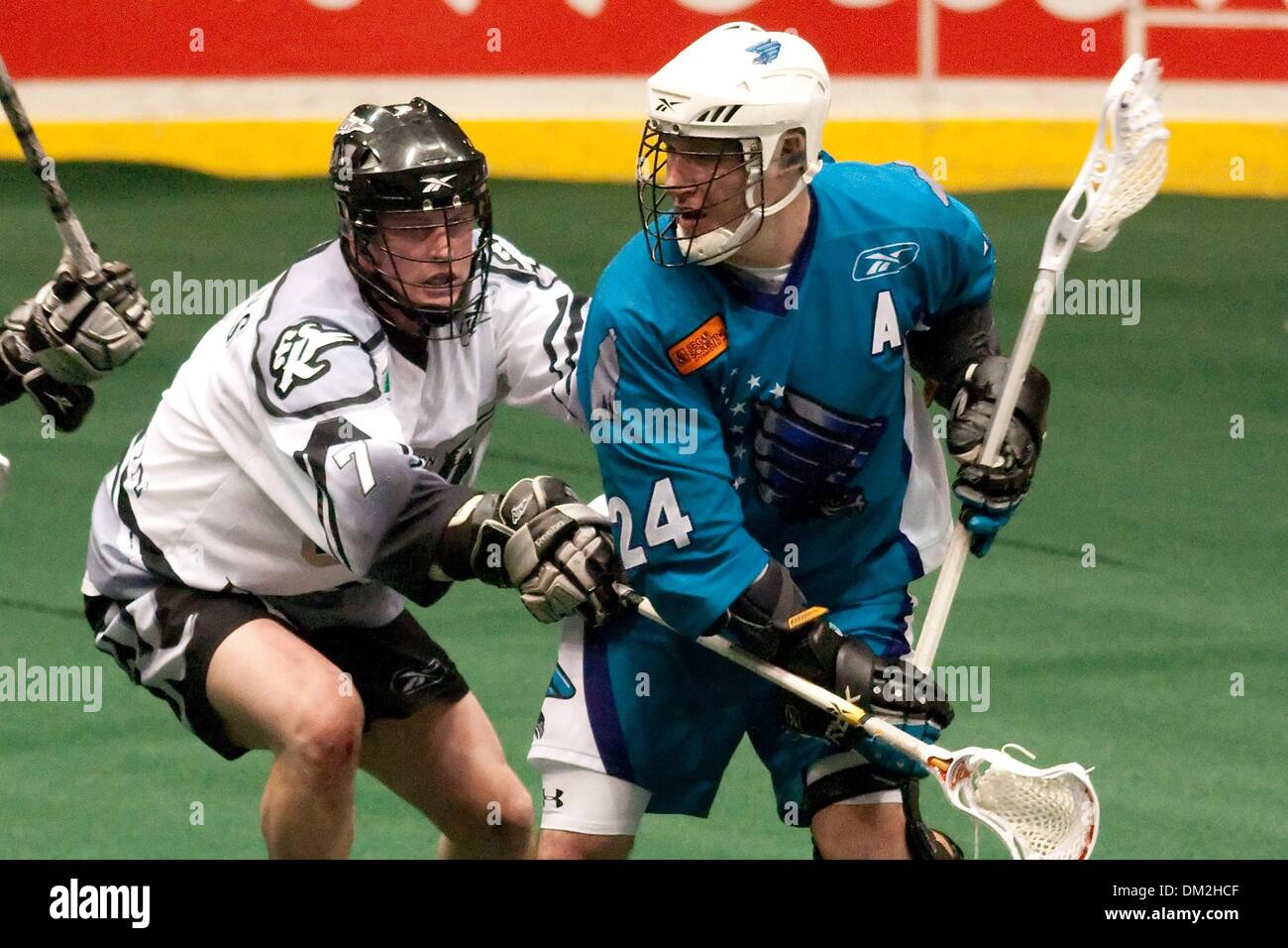 Rochester Knighthawks avanti John Grant Jr.(24) opere di ottenere passato Edmonton Rush Mac Defender Allen (7). Edmonton sconfitto Rochester 12-11 al Blue Cross Arena di Rochester, New York. (Credito Immagine: © Mark Konezny/Southcreek globale/ZUMApress.com) Foto Stock