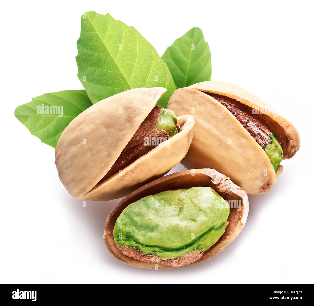 I pistacchi con foglie isolate su uno sfondo bianco. Foto Stock
