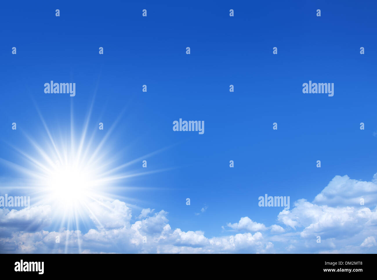 La natura dello sfondo. Splende il sole sul cielo blu. Foto Stock