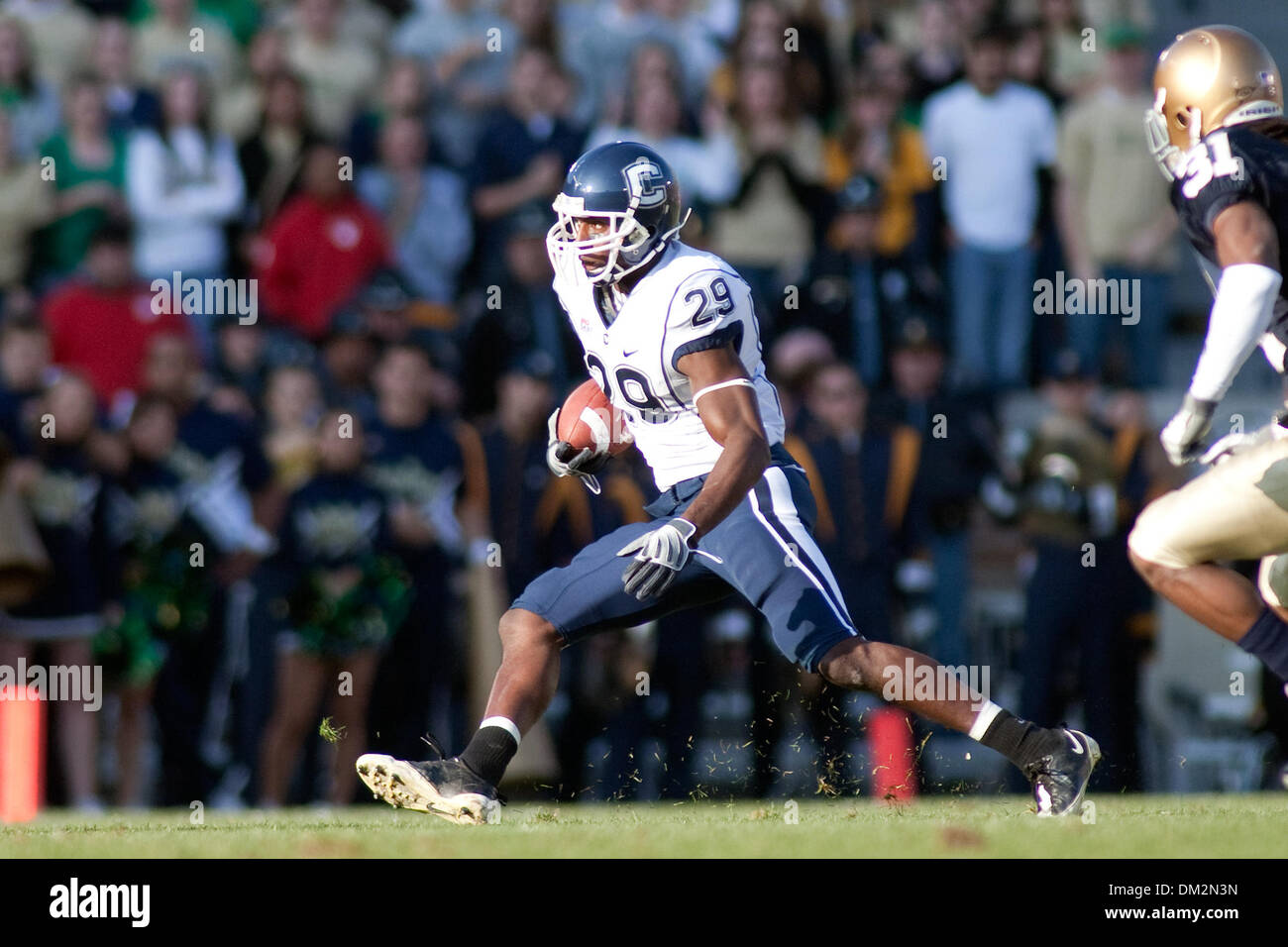 Università del Connecticut presso la University of Notre Dame; UConn wide receiver Marcus Easley corre con la palla dopo la cattura di un pass di Zach Fraser; Notre Dame Stadium; South Bend, IN credito (Immagine: © Giovanni Korduner/Southcreek globale/ZUMApress.com) Foto Stock