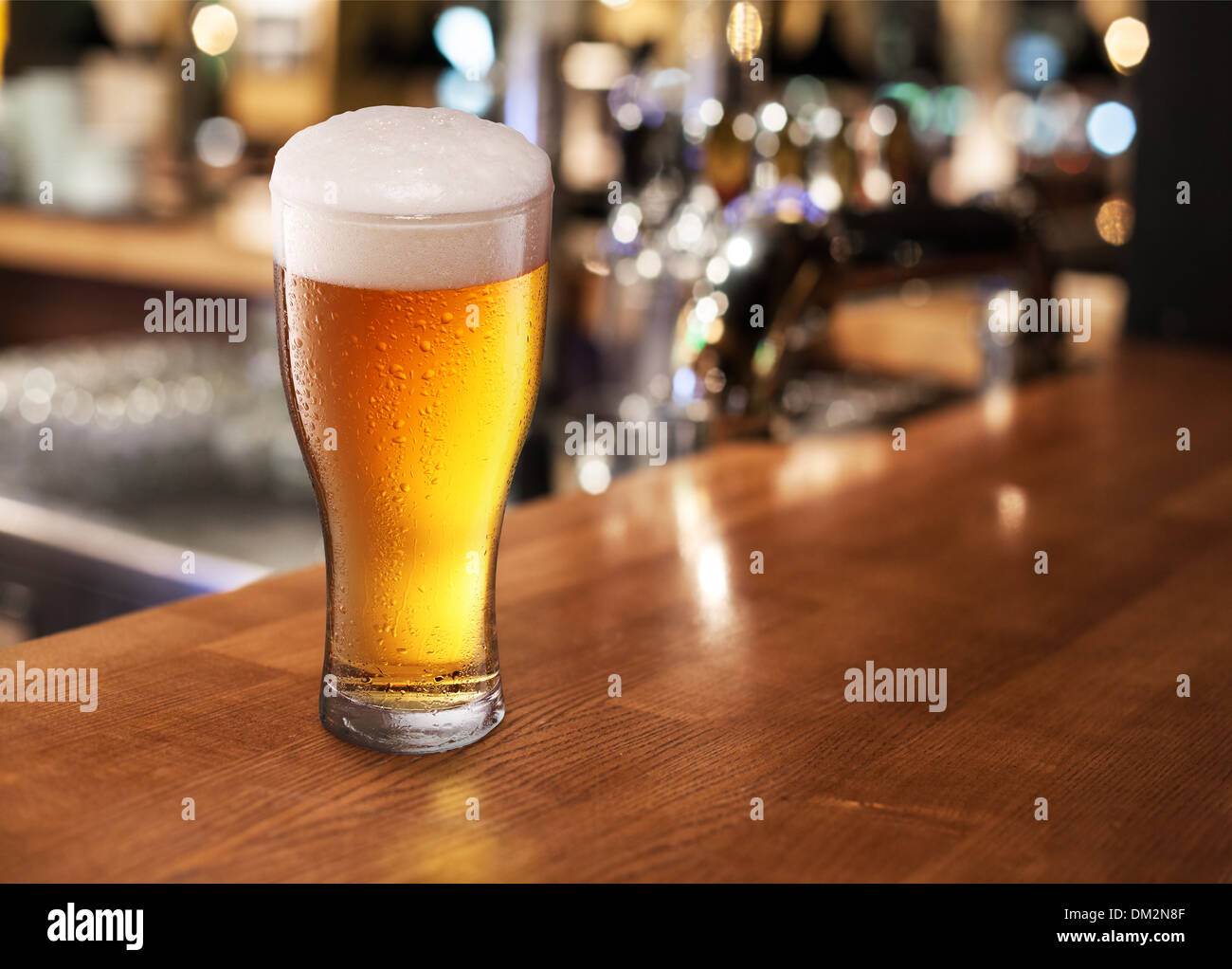 Bicchiere da birra su un tavolo bar. Primo piano. Foto Stock