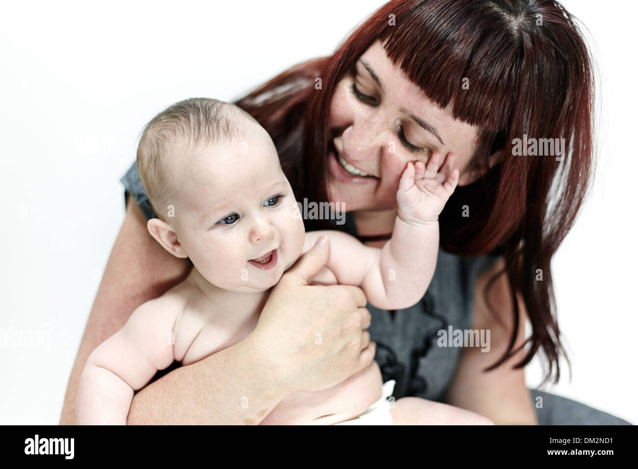 Un bambino di 4 mesi con sua madre Foto Stock