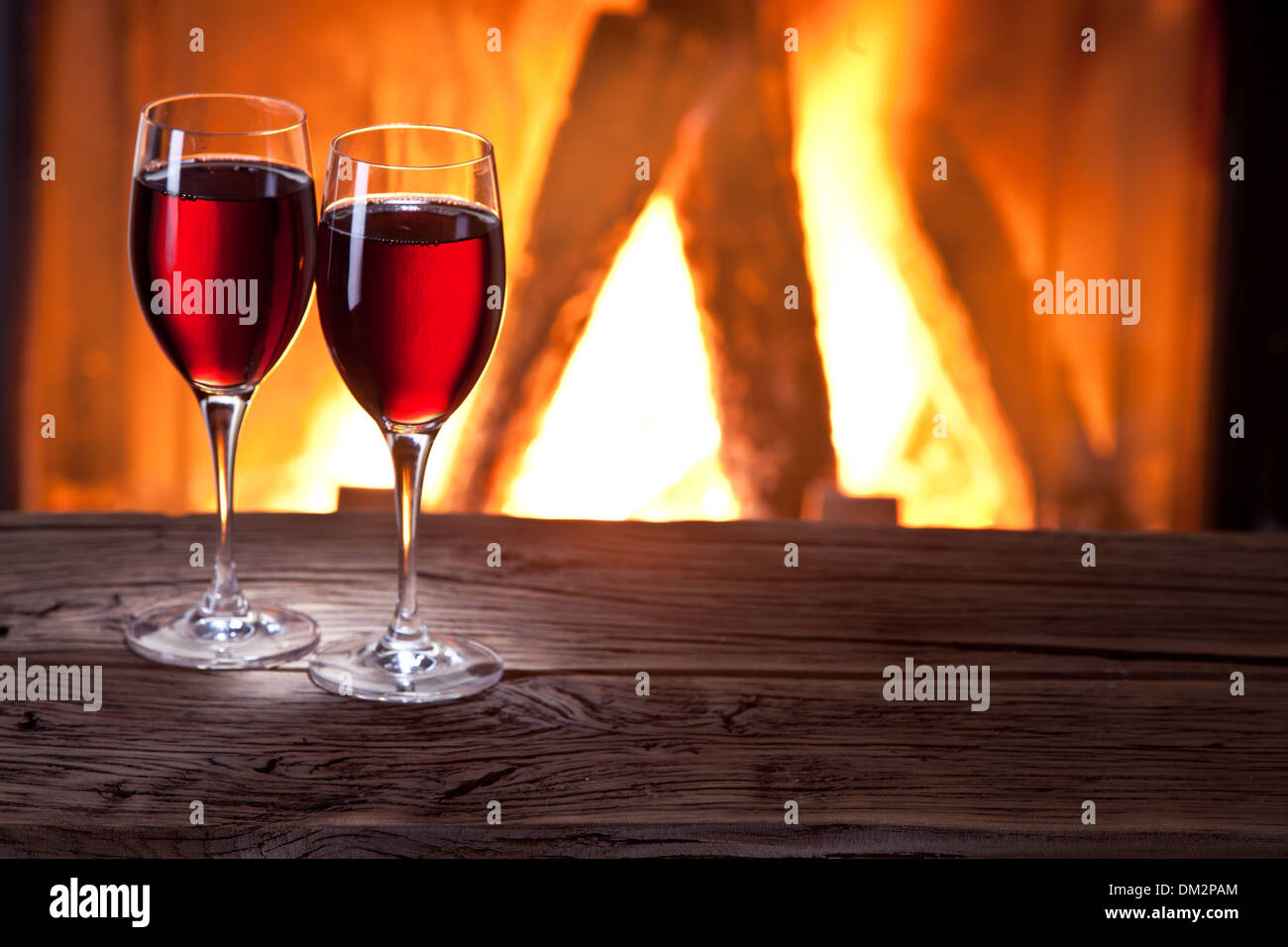 Bicchieri di vino e un camino fuoco. Foto Stock