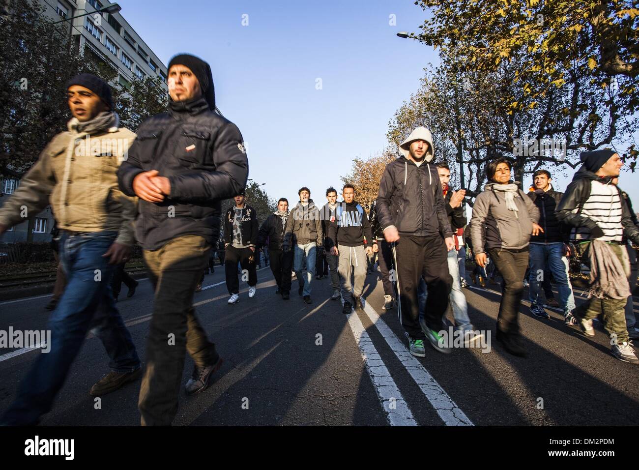 Torino, Italia. Decimo Dec, 2013. Torino, 2013/12/10.giorno più silenziosi. Presìdi e spontanea di protesta sfila in Torino.nell'immagine: centinaia di manifestanti procedere verso la stazione ferroviaria di Porta Nuova.Foto: Cesare Quinto/NurPhoto Credito: Cesare Quinto/NurPhoto/ZUMAPRESS.com/Alamy Live News Foto Stock