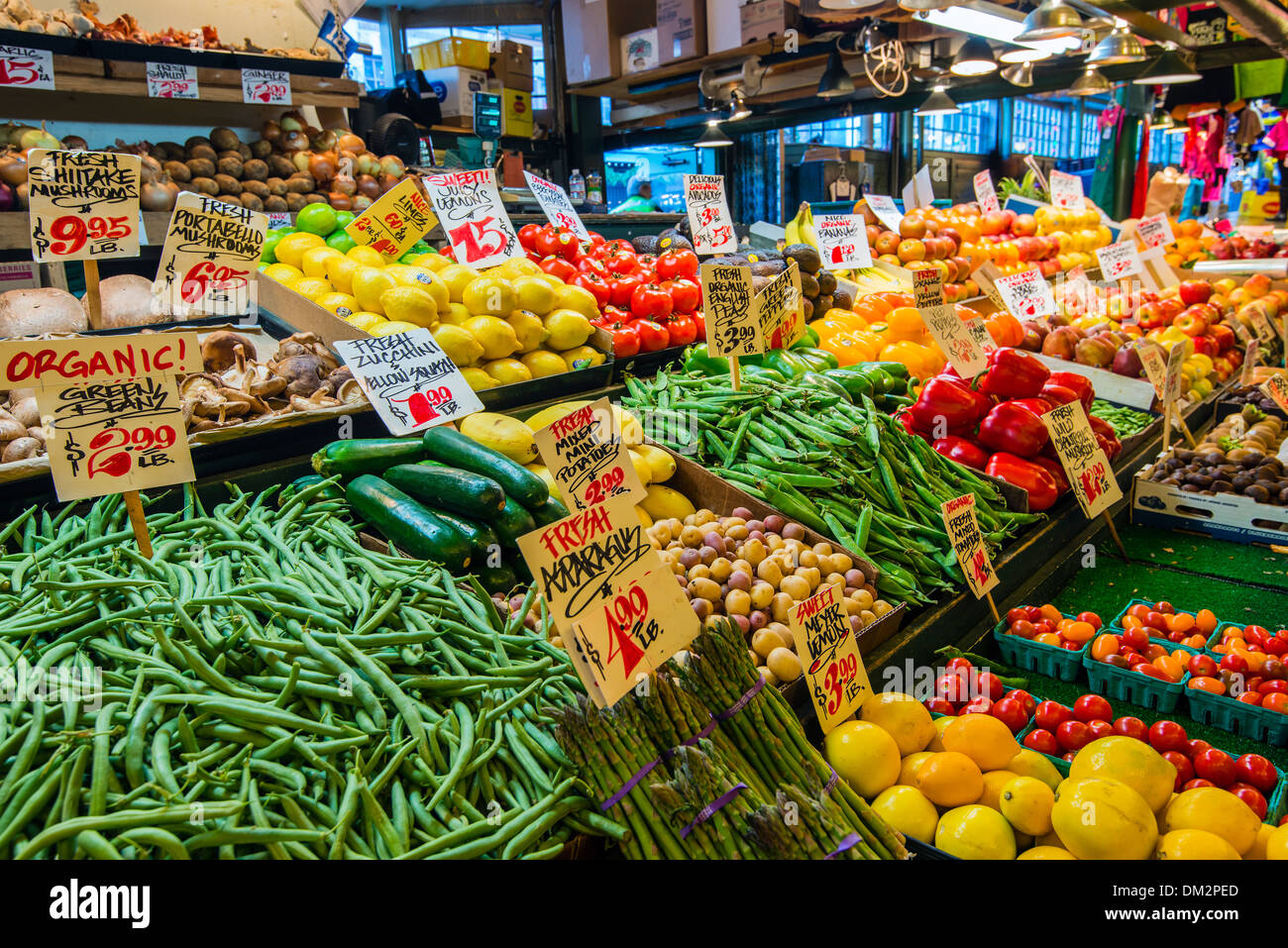 Frutta e verdura in stallo, del Mercato di Pike Place, Seattle, Washington, Stati Uniti d'America Foto Stock