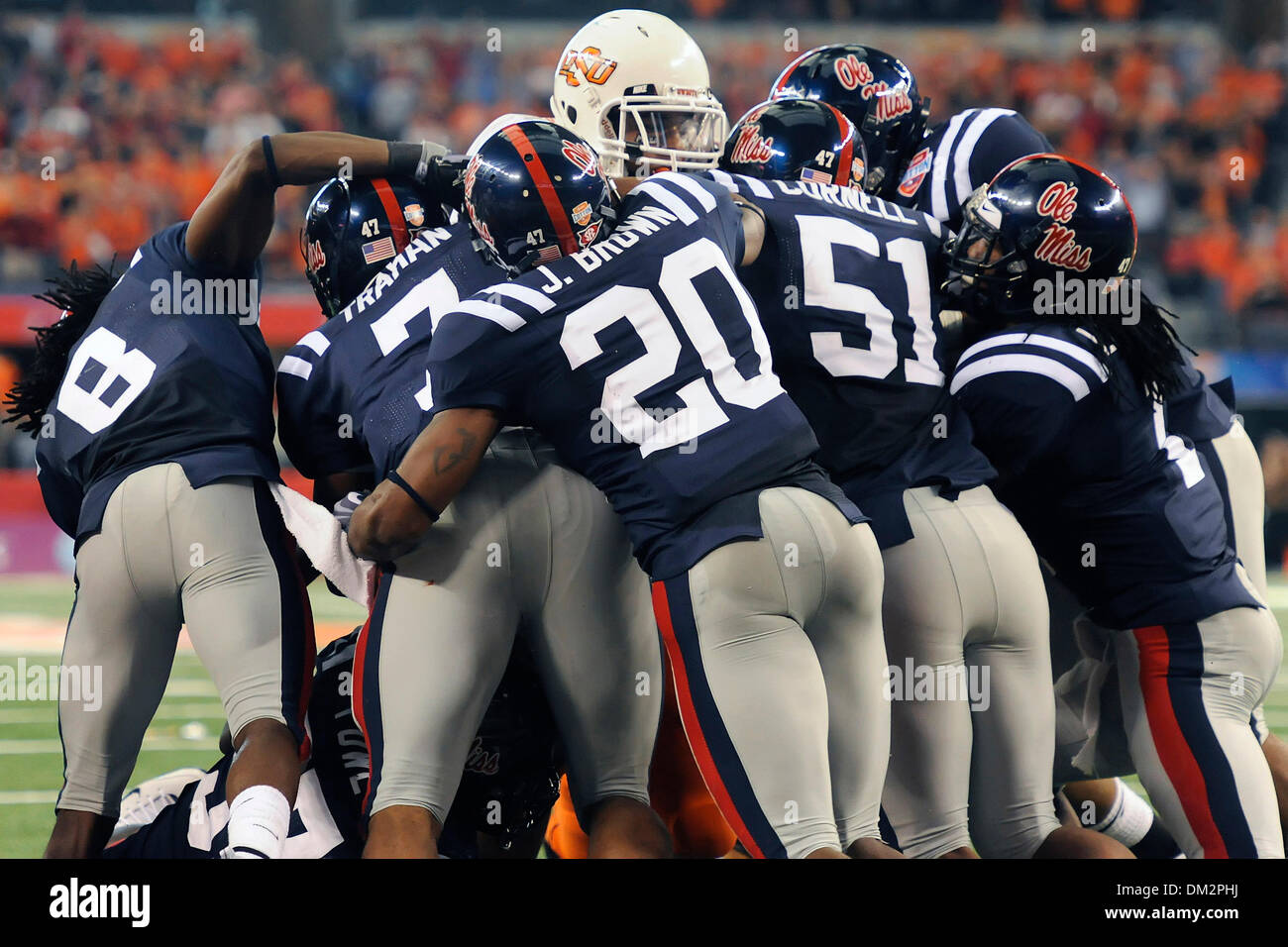 I ribelli unità difensive trattiene il cowboy nel gioco tra #21 classificato Oklahoma State Cowboys e Ole Miss ribelli hanno giocato a cowboy Stadium di Arlington, Texas. Ole Miss sconfigge OSU 21-7. (Credito Immagine: © Steven Leija/Southcreek globale/ZUMApress.com) Foto Stock