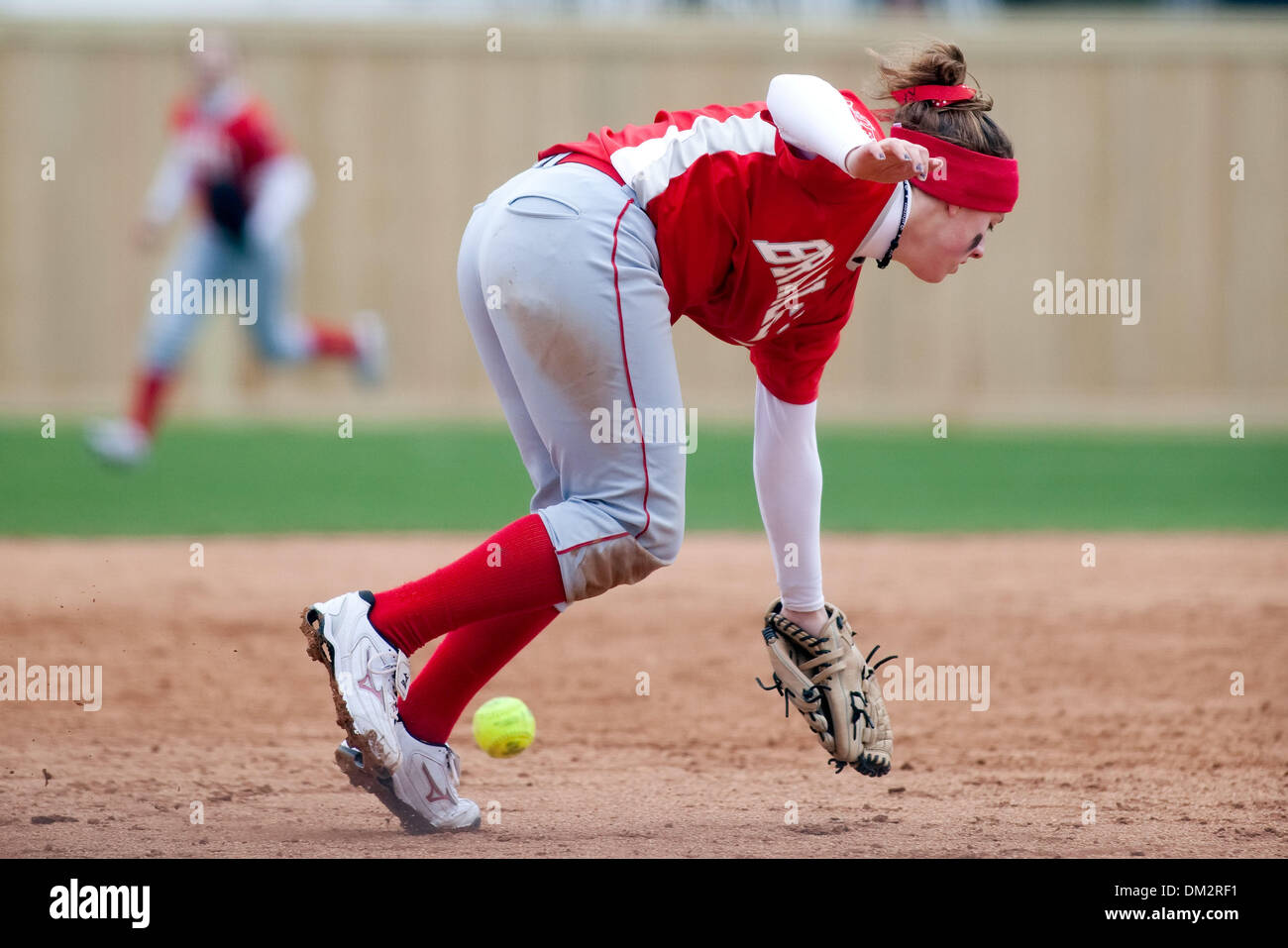 Louisiana Classic: Bryant Bulldogs a Louisiana-Lafayette Ragin Cajuns; Bradley terzo baseman Megan O'Malley strettamente misses schierando un colpito bruscamente la sfera di massa; Lamson Park, a Lafayette, Louisiana (credito Immagine: © Giovanni Korduner/Southcreek globale/ZUMApress.com) Foto Stock