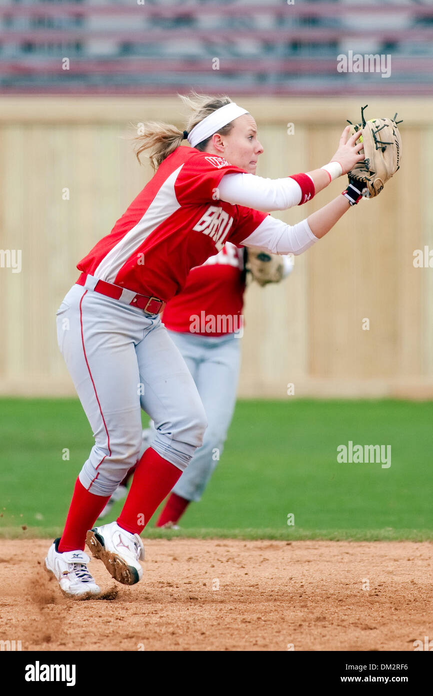 Louisiana Classic: Bryant Bulldogs a Louisiana-Lafayette Ragin Cajuns; Bradley shorstop Lauren Meister si ritiene che le catture di una sfera di Mosca durante una partita contro la Syracuse University; Lamson Park, a Lafayette, Louisiana (credito Immagine: © Giovanni Korduner/Southcreek globale/ZUMApress.com) Foto Stock