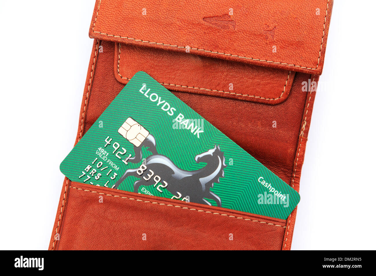 Nuovo Lloyds Bank bancomat carta in un marrone portafoglio in pelle su uno sfondo bianco. Inghilterra, Regno Unito, Gran Bretagna, Europa Foto Stock