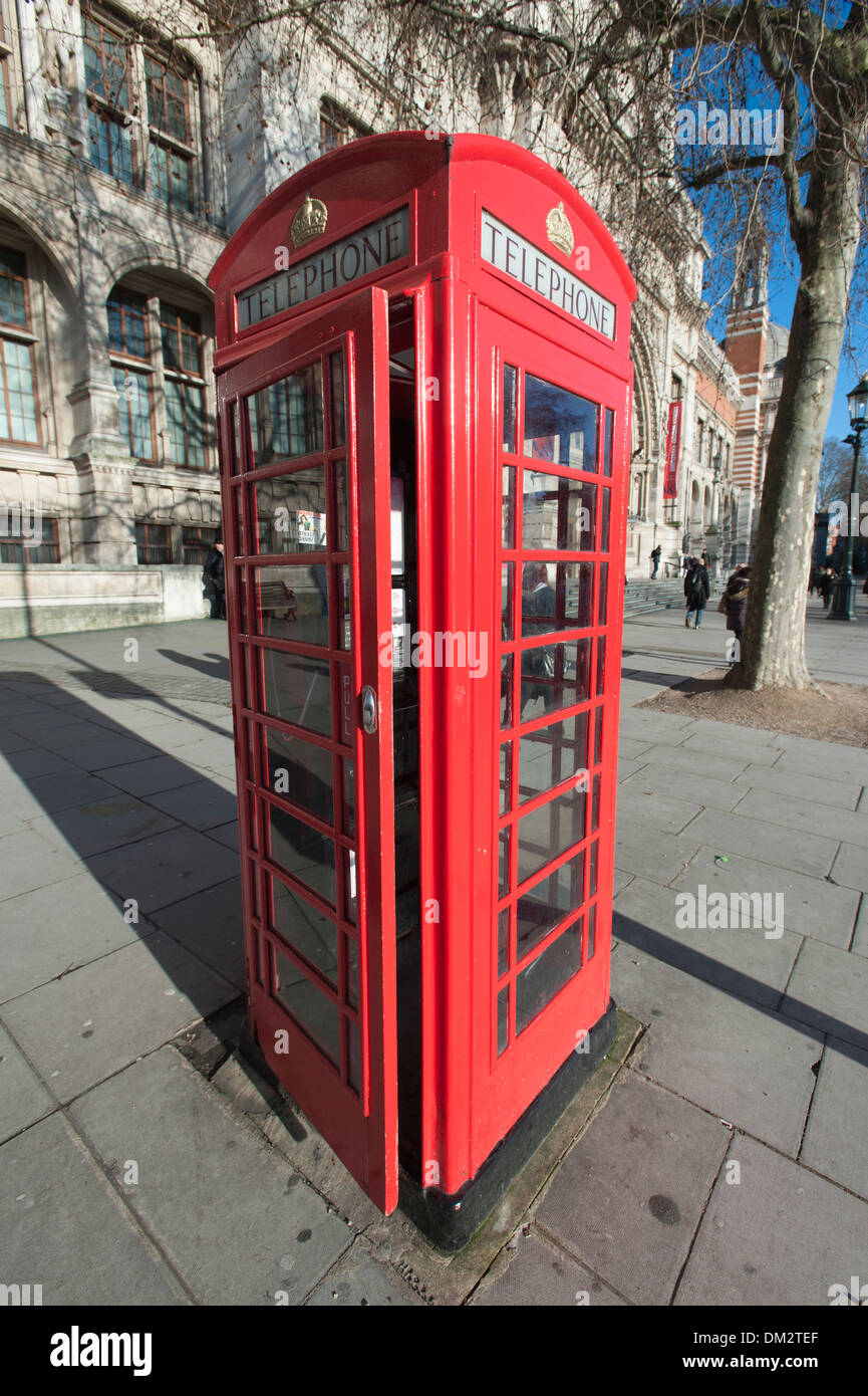 Iconico modello K6 telefono rosso casella, progettato da Sir Giles Gilbert Scott, South Kensington, London, England, Regno Unito Foto Stock