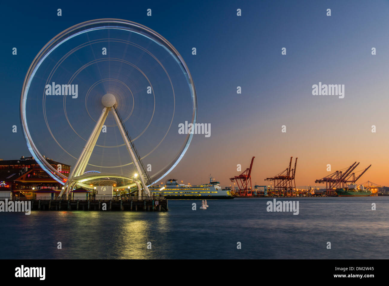 Grande Ruota e del Porto di Seattle al tramonto, Seattle, Washington, Stati Uniti d'America Foto Stock