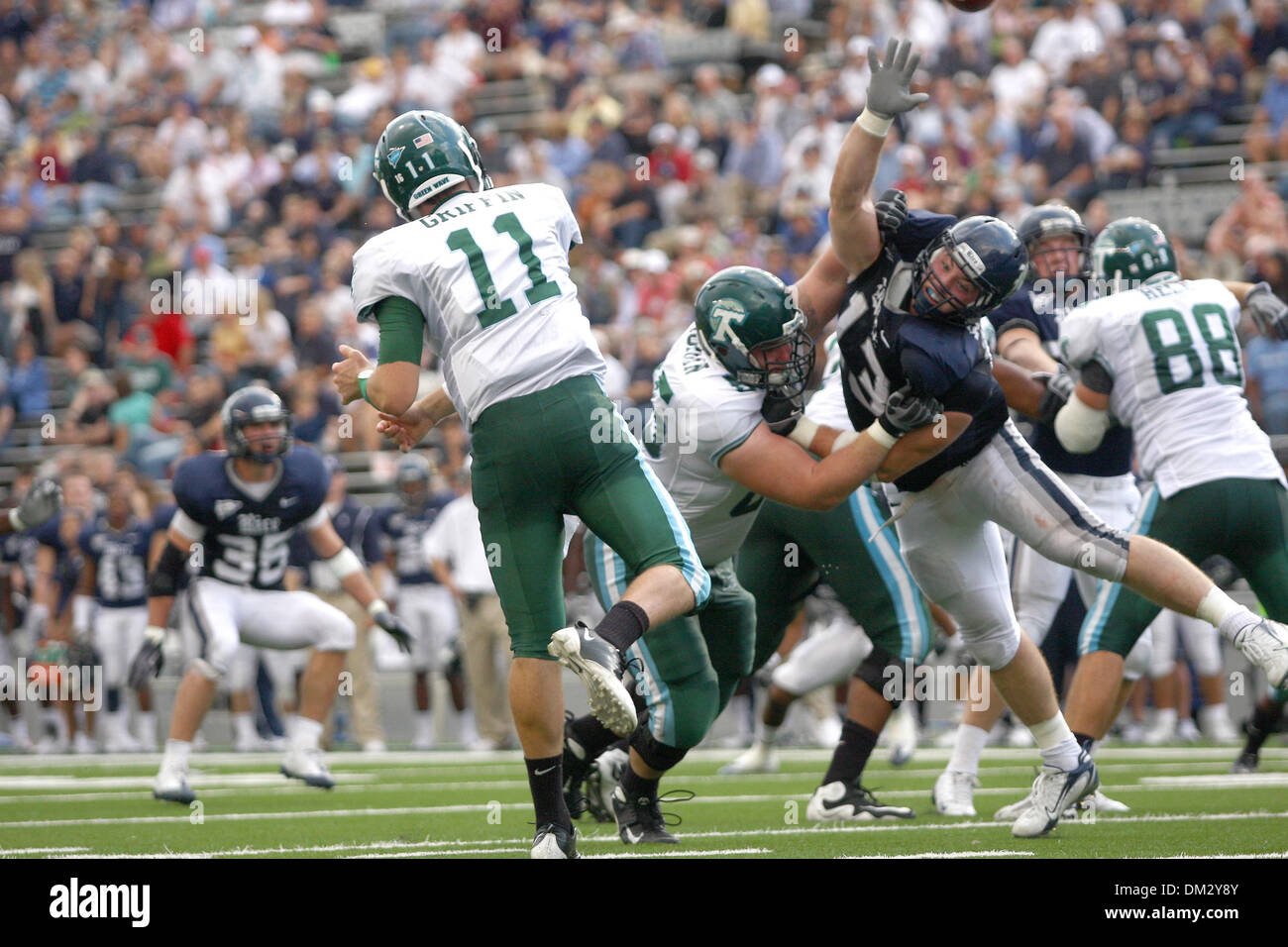 Riso difensivo fine Scott Solomon (13) quasi ottiene la sua mano su questo passaggio dalla Tulane quarterback Ryan Griffin (11). La Rice University beat Tulane University 28 - 20 alla Rice Stadium di Houston in Texas. (Credito Immagine: © Luis Leyva/Southcreek globale/ZUMApress.com) Foto Stock