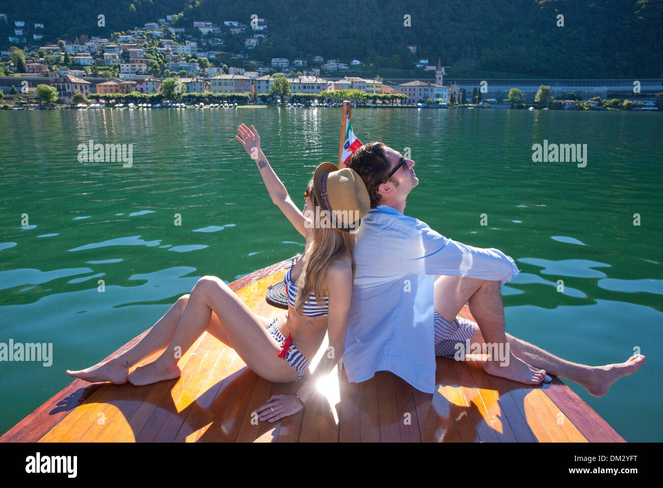 Svizzera Europa bagno spiaggia balneare gruppo bagno donna uomo giovane coppie di riposo pausa di riposo nave navi barca Barche lago di Canton Foto Stock