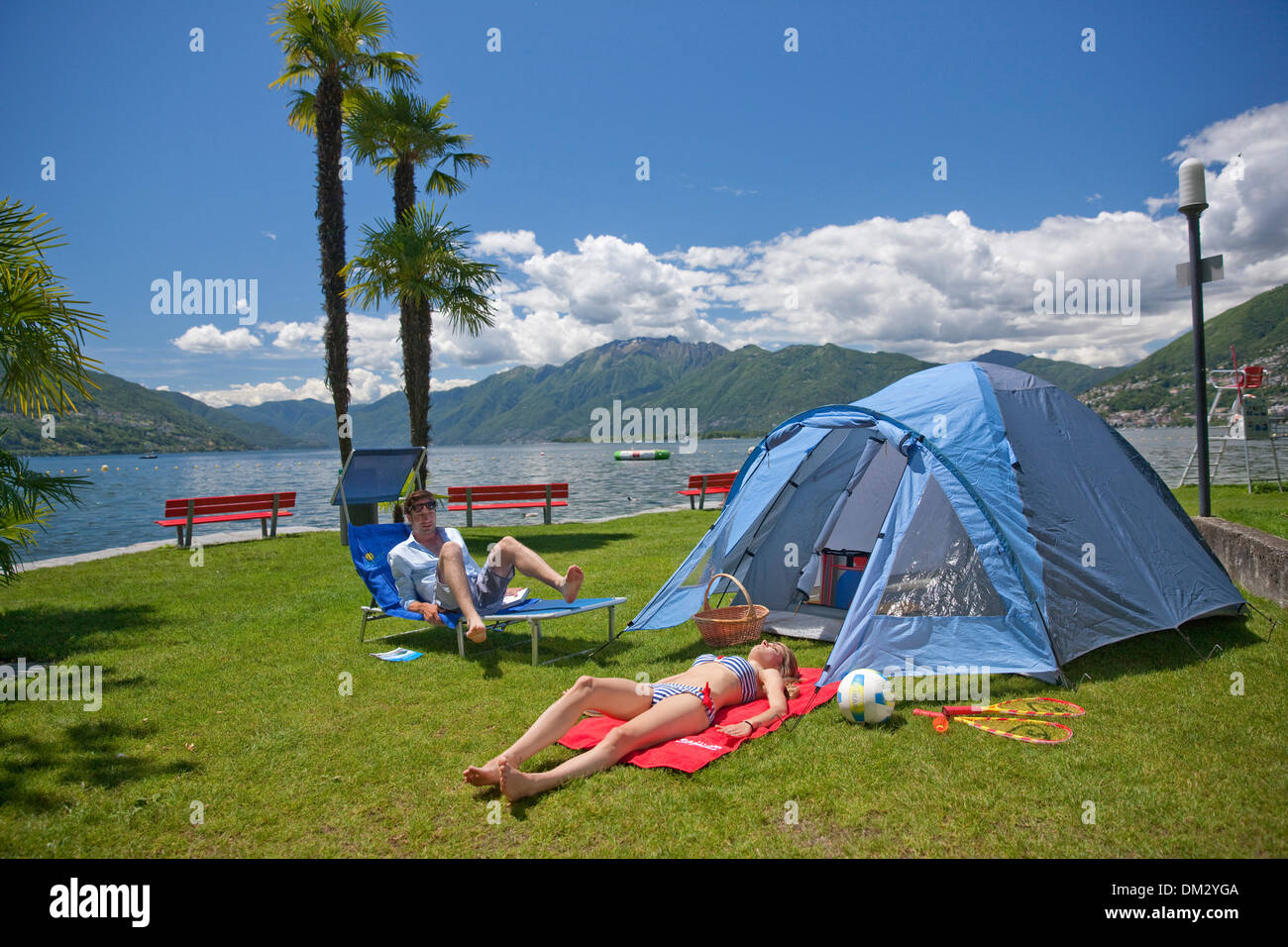 Svizzera Europa resto riposo lago di pausa ti canton Ticino Svizzera  meridionale tenda da campeggio tende Campo Felice Tenero giovane Foto stock  - Alamy