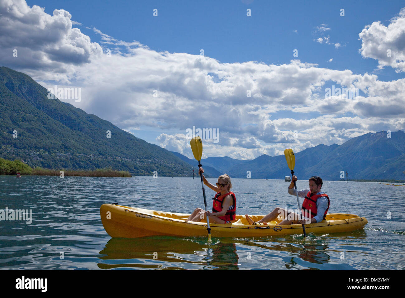 Svizzera Europa flusso di fiume brook corpo di acqua acqua acque nave navi barca Barche estate lago di acqua acqua sport cantone TI Foto Stock