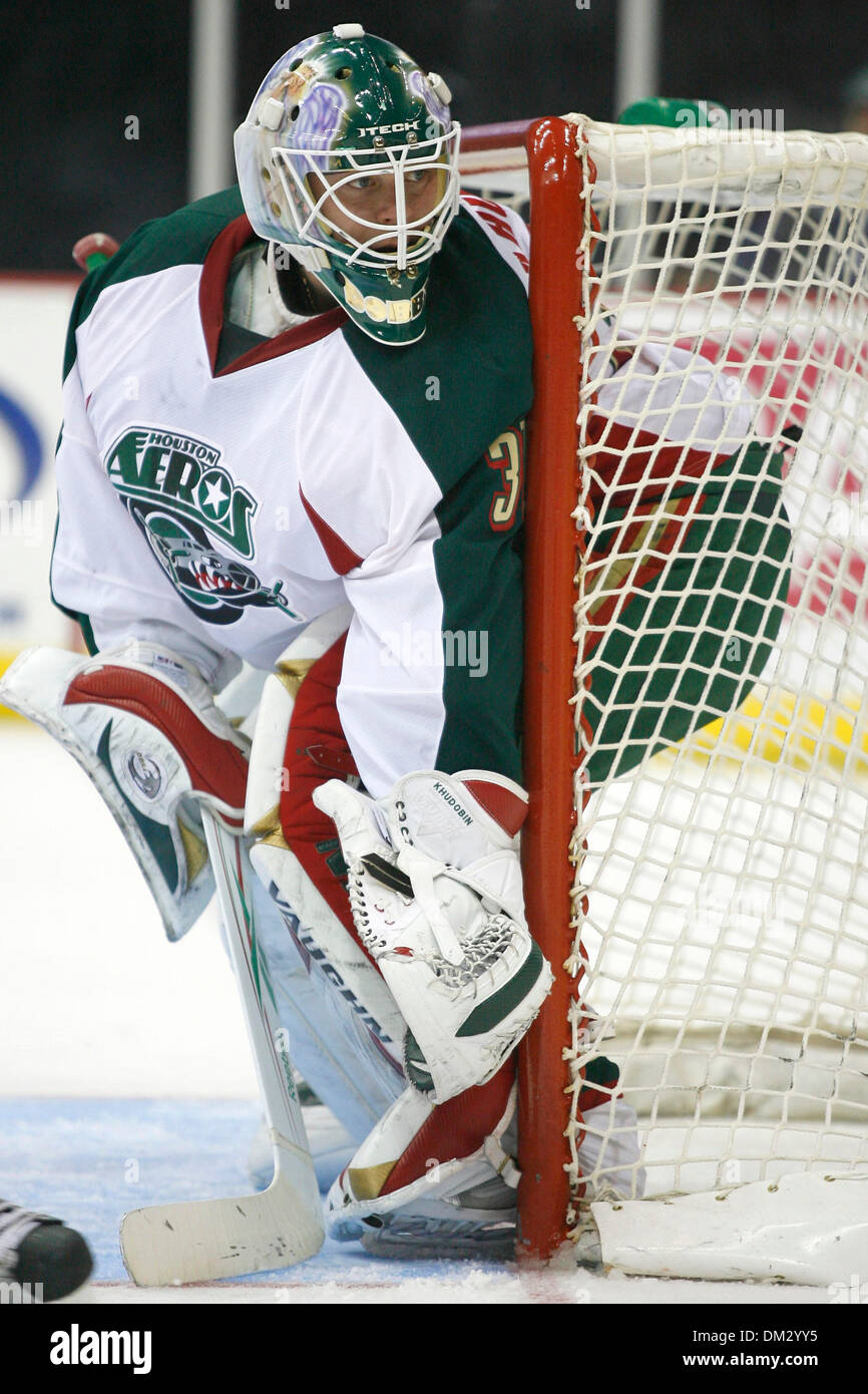 Houston Aeros Goalie Anton Khudobin (30) abbraccia il post come la Rivermen minacciano di cliente. Il Peoria Rivermen sconfitto la Houston Aeros 2-1 al Toyota Center di Houston, Texas. (Credito Immagine: © Luis Leyva/Southcreek globale/ZUMApress.com) Foto Stock