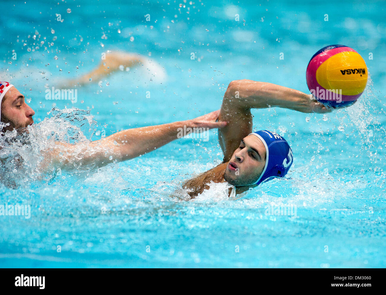 (131211) -- ZAGREB, Dicembre 11, 2013 (Xinhua) - Ioannis Fountoulis della Grecia (R) spara la sfera durante la FINA Water Polo World League Group B match contro la Croazia a Zagabria in Croazia, 10 dicembre 2013. La Grecia ha vinto 12-11 dopo tiri di rigore. (Xinhua/Miso Lisanin)(yt) Foto Stock