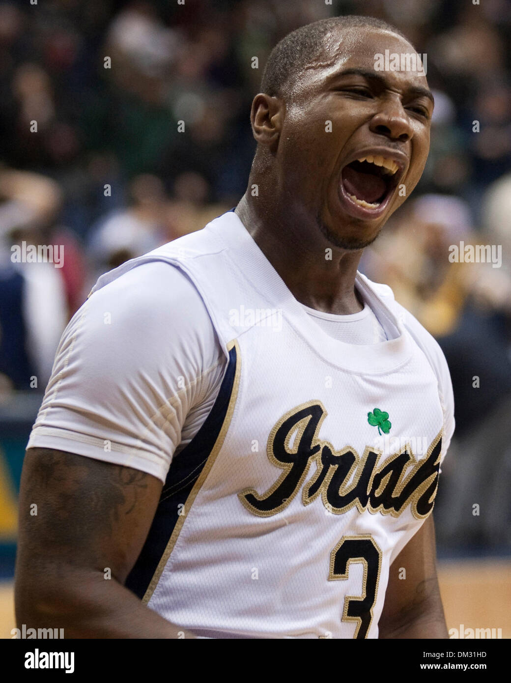 Notre Dame Guard Tory Jackson (1) celebra la vittoria dopo azione di gioco tra la cattedrale di Notre Dame Fighting Irish e il West Virginia alpinisti presso il padiglione di Purcell nel centro di Joyce in South Bend, Indiana. Notre Dame sconfitto West Virginia 70-68. (Credito Immagine: © Giovanni Mersits/Southcreek globale/ZUMApress.com) Foto Stock