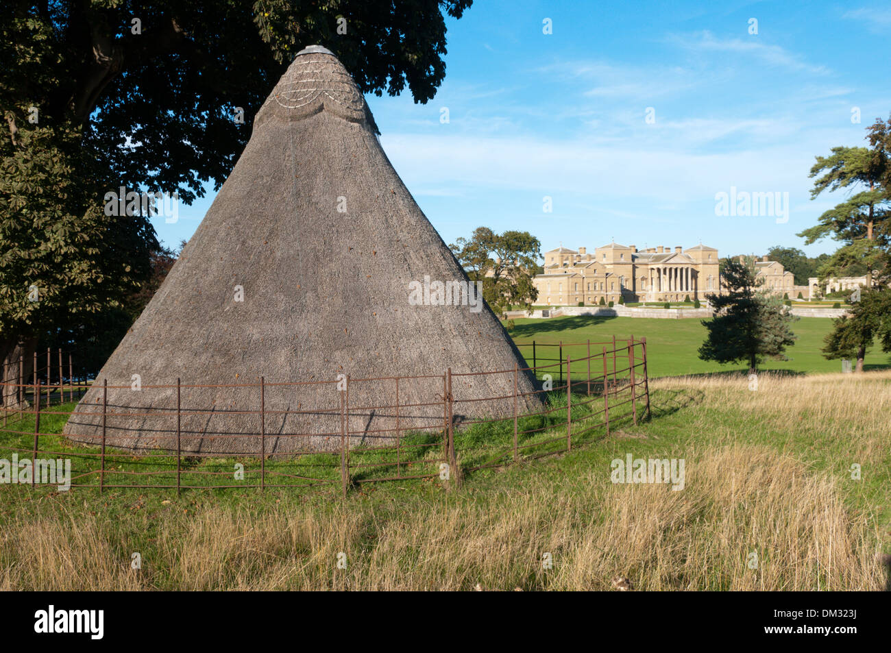 La fine del XVII secolo ice house a Holkham Hall, con la casa in background. Foto Stock