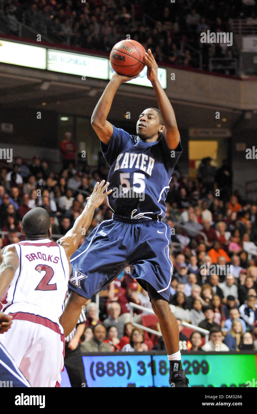 Xavier guard Jordan Crawford #55 tira e spara un ponticello dalla parte  superiore della chiave su Temple guard Ryan Brooks #2. Tempio beat Saverio  in un Atlantic 10 showdown, in un gioco