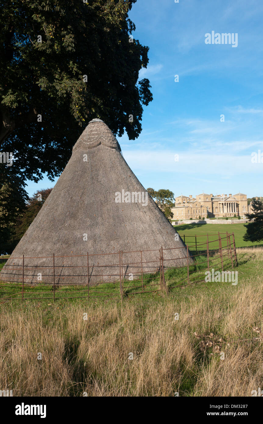 La fine del XVII secolo ice house a Holkham Hall, con la casa in background. Foto Stock