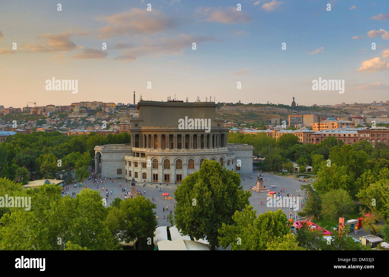 Armenia, Caucaso meridionale, Caucaso, Eurasia, Opera House, Yerevan, città, downtown, skyline, quadrato, alberi Foto Stock